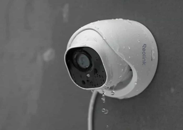 Kamera Reolink P324 na stene