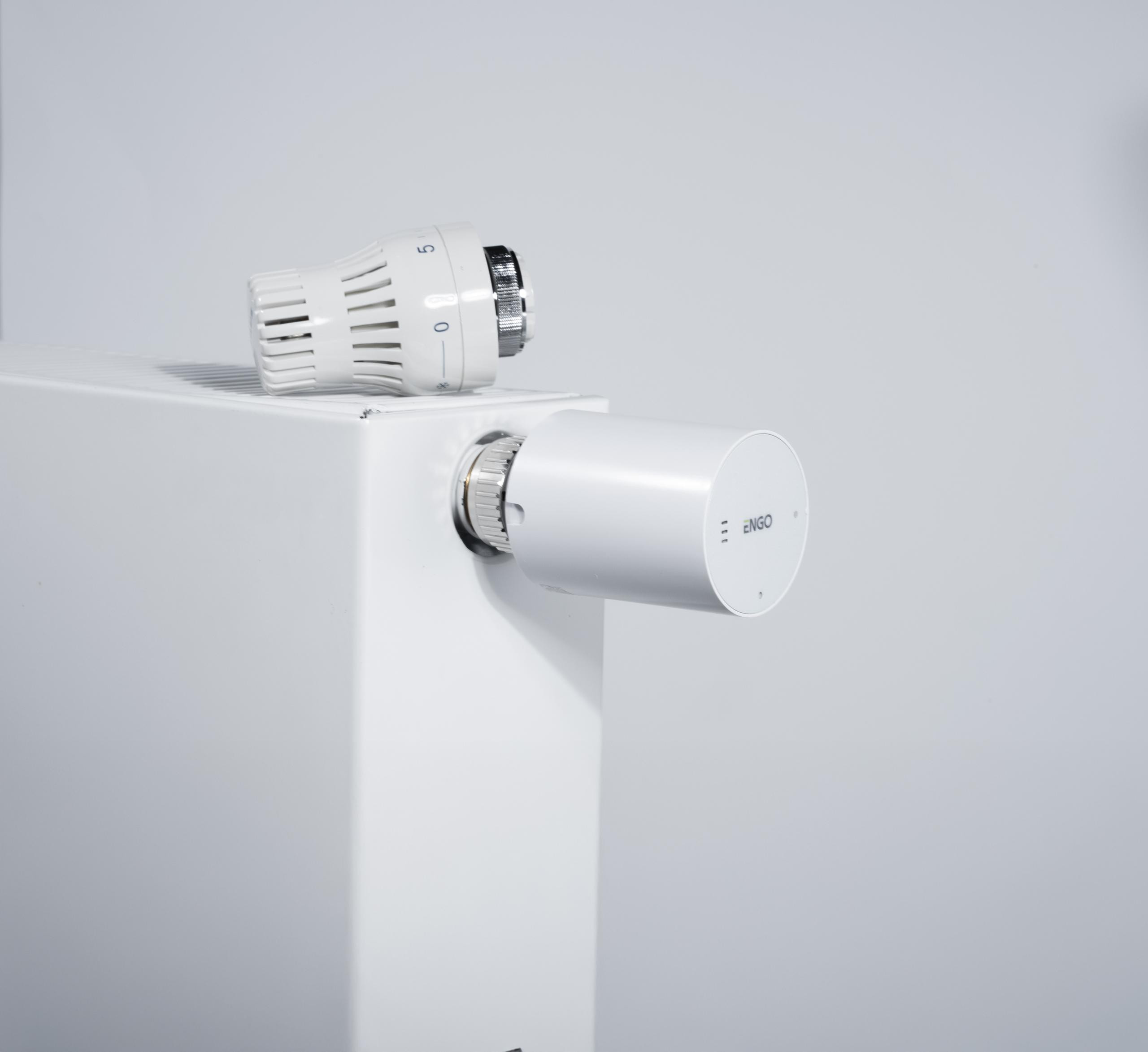 ENGO inteligentny zestaw ogrzewania: termostat E25-BATW, głowica ETRV-M30, gniazdko EPlug WiFi ENGO inteligentny zestaw ogrzewania: termostat E25-BATW, głowica ETRV-M30, gniazdko EPlug WiFi